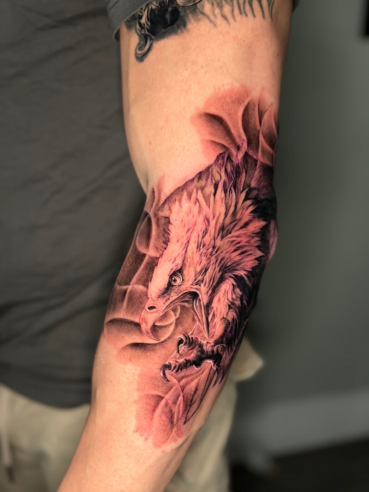 Eagle — Black and Grey / Elbow, freehand smoke